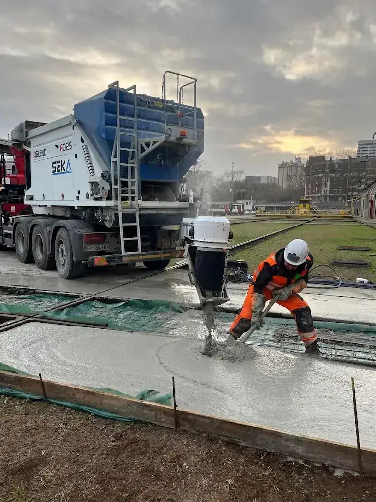Coulage d'une dalle béton avec la centrale à béton mobile SEKA — Paris-Austerlitz