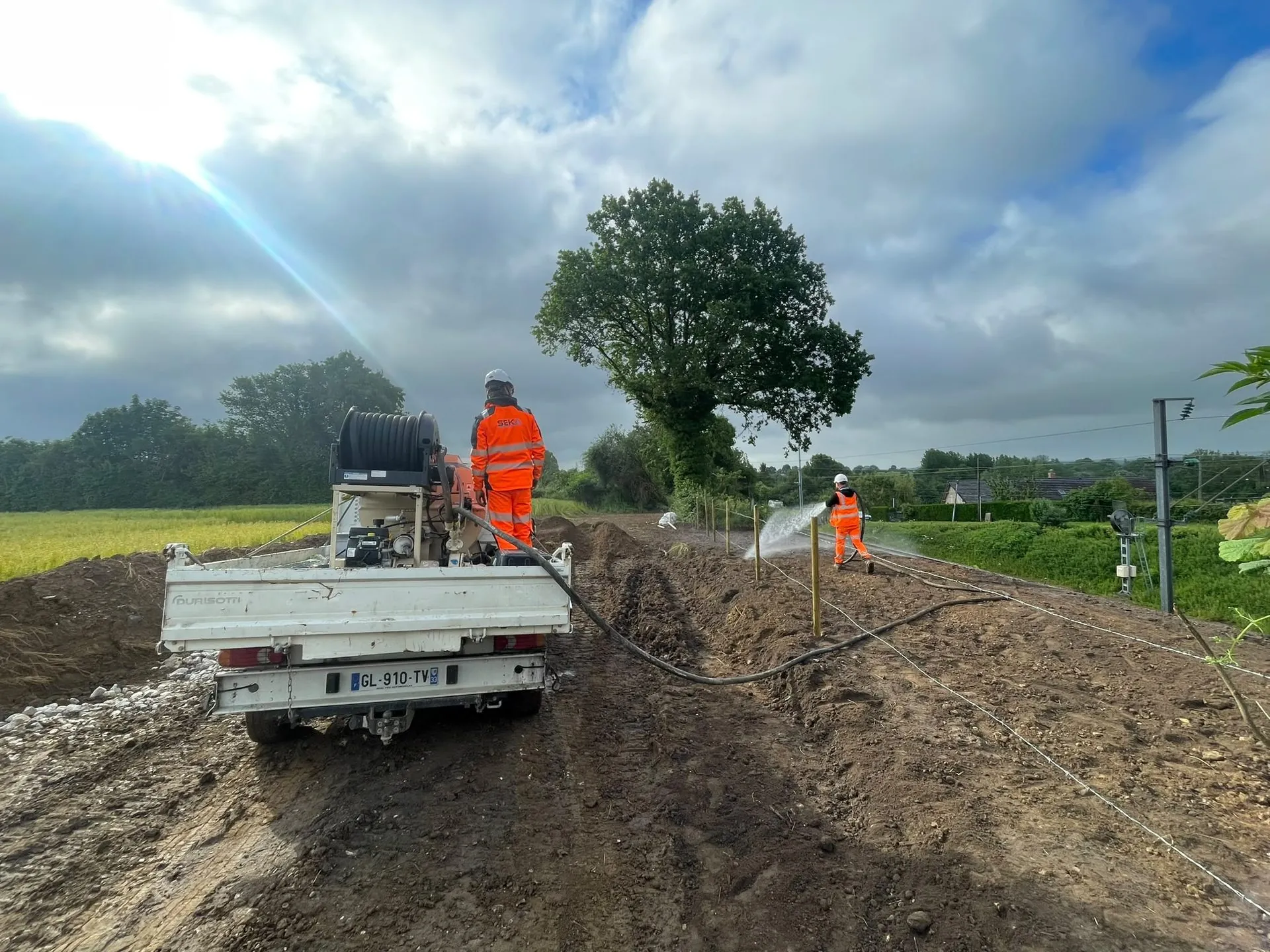 Équipe SEKA en tenue de chantier projetant l'hydromulching
