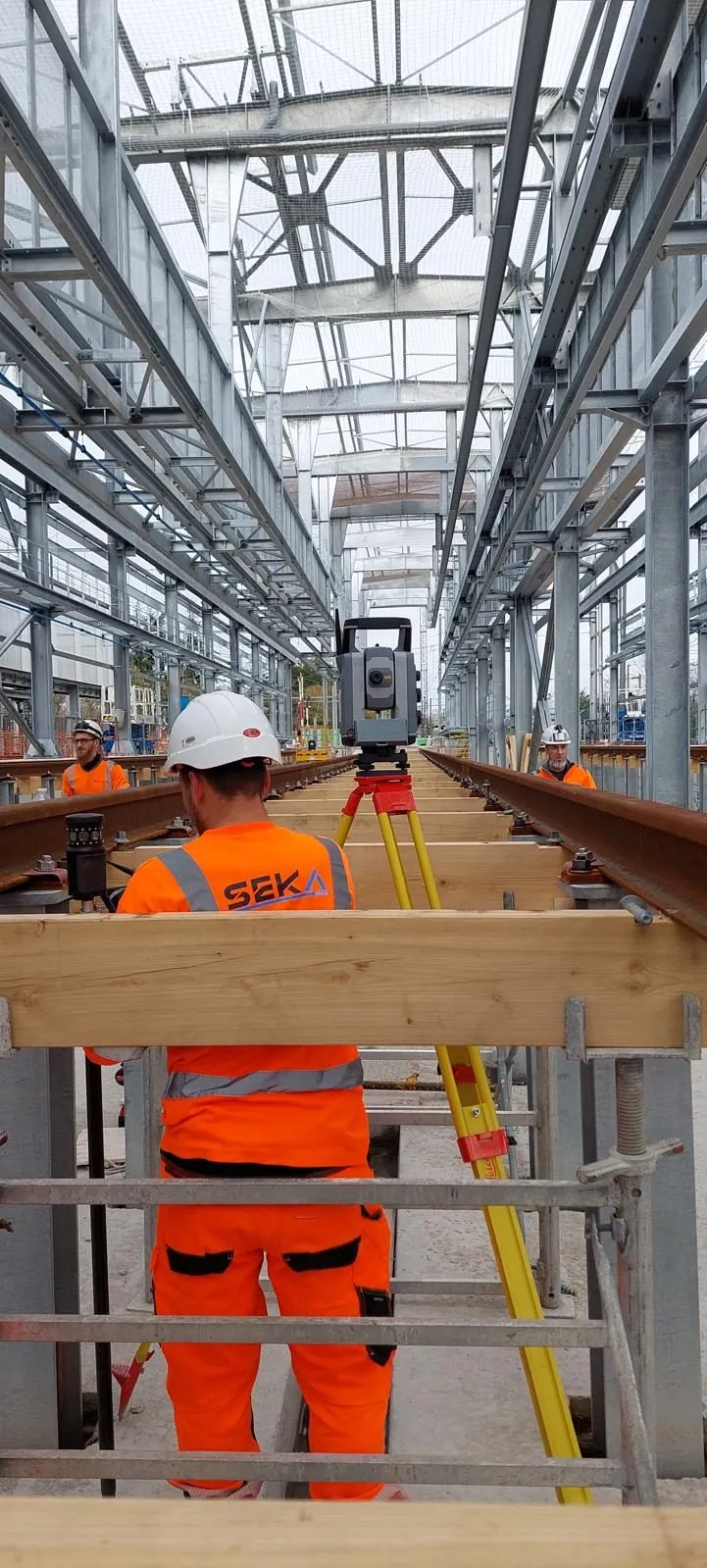 Relevé à la station totale Trimble sur voie ferrée en technicentre