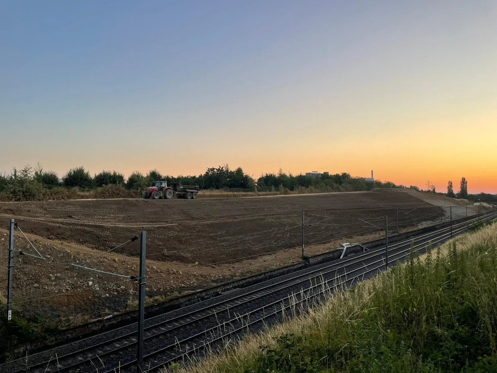 Talus stabilisé et ensemencé le long des voies au coucher du soleil